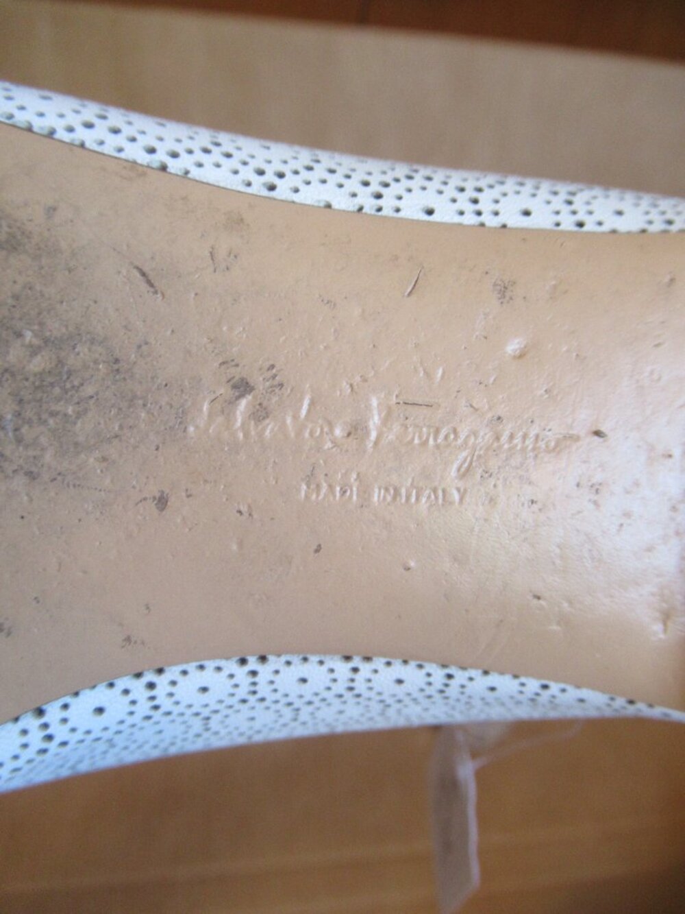 Salvatore Ferragamo Vintage Vara Perforated Leather Bow Pumps White Gold | 8 B - Picture 15 of 16